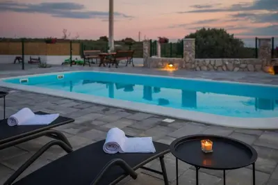Bazen u objektu Villa Adamaris ili u blizini