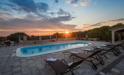 Bazen u objektu Villa Adamaris ili u blizini