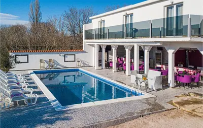 Bazen u objektu Cozy Home In Cista Velika With Wifi ili u blizini