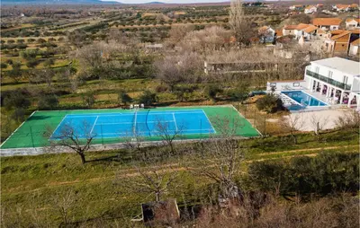 Tereni za tenis i/ili skvoš u sklopu objekta Cozy Home In Cista Velika With Wifi ili u blizini