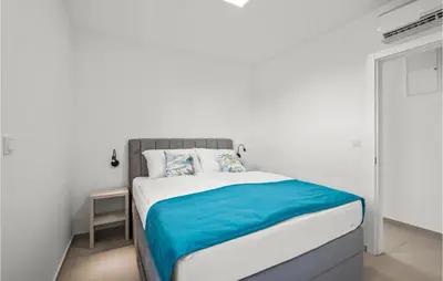 Krevet ili kreveti u jedinici u objektu 11 Bedroom Amazing Apartment In Srima