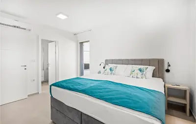 Krevet ili kreveti u jedinici u objektu 11 Bedroom Amazing Apartment In Srima