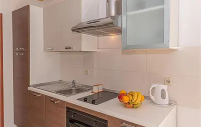Kuhinja ili čajna kuhinja u objektu Awesome Apartment In Razanj