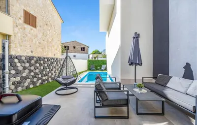 Bazen u objektu Beautiful Apartment In Jezera With Wifi ili u blizini