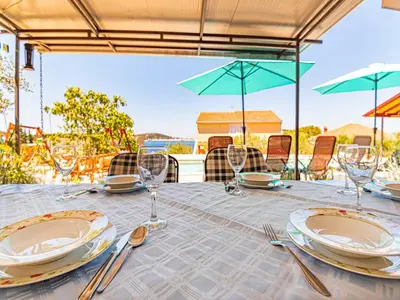 Restoran ili neka druga zalogajnica u objektu Holiday Home Happy Holiday