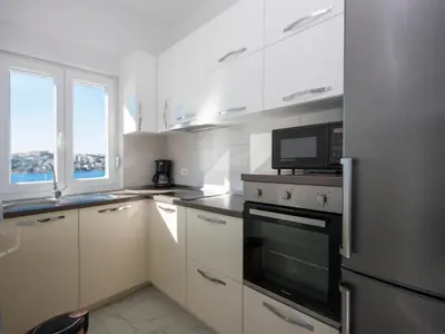 Kuhinja ili čajna kuhinja u objektu Apartments Happy Holiday