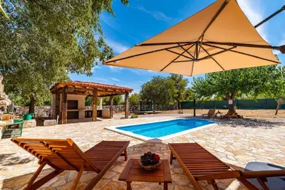 Bazen u objektu MY DALMATIA - Authentic villa Malou with private swimming pool ili u blizini
