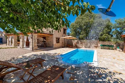 Bazen u objektu MY DALMATIA - Authentic villa Malou with private swimming pool ili u blizini