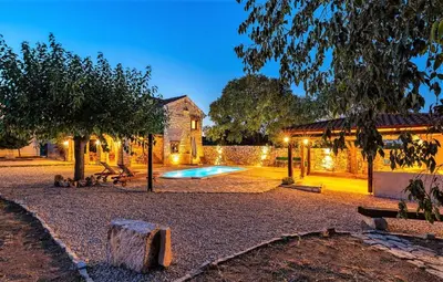 Bazen u objektu MY DALMATIA - Authentic villa Malou with private swimming pool ili u blizini