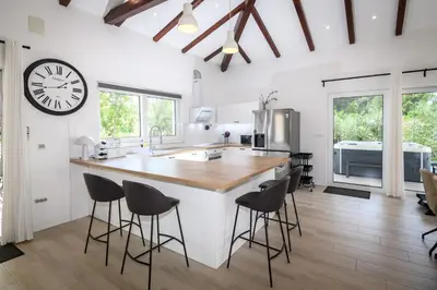 Kuhinja ili čajna kuhinja u objektu Luxury villa near Šibenik with heated pool, jacuzzi & sauna