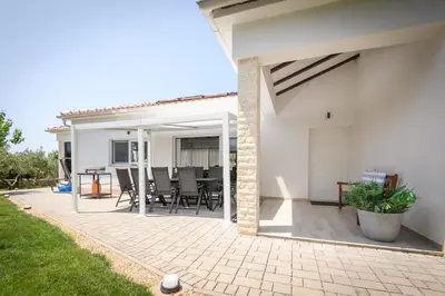 Popločani dio dvorišta ili vanjski dio objekta Luxury villa near Šibenik with heated pool, jacuzzi & sauna