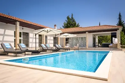 Bazen u objektu Luxury villa near Šibenik with heated pool, jacuzzi & sauna ili u blizini