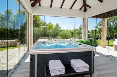 Bazen u objektu Luxury villa near Šibenik with heated pool, jacuzzi & sauna ili u blizini
