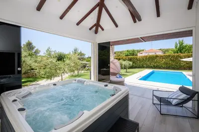 Bazen u objektu Luxury villa near Šibenik with heated pool, jacuzzi & sauna ili u blizini