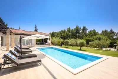 Bazen u objektu Luxury villa near Šibenik with heated pool, jacuzzi & sauna ili u blizini