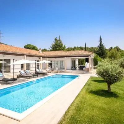 Luxury villa near Šibenik with heated pool