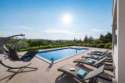 Bazen u objektu MY DALMATIA - Luxury villa Burra with private pool, jacuzzi and sports court ili u blizini