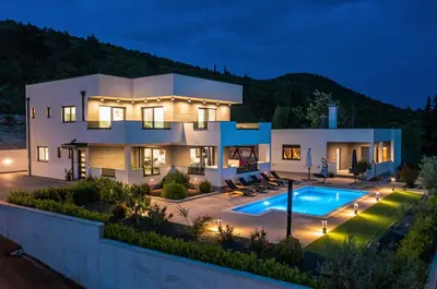 Bazen u objektu MY DALMATIA - Luxury villa Burra with private pool, jacuzzi and sports court ili u blizini