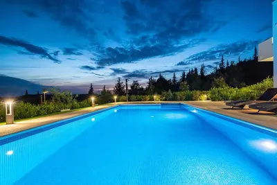 Bazen u objektu MY DALMATIA - Luxury villa Burra with private pool, jacuzzi and sports court ili u blizini