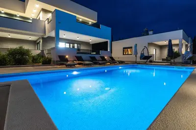 Bazen u objektu MY DALMATIA - Luxury villa Burra with private pool, jacuzzi and sports court ili u blizini