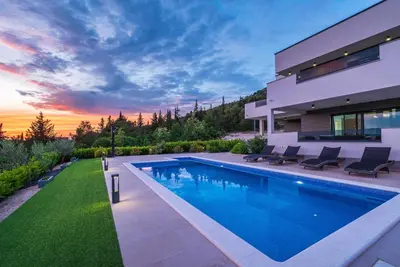 Bazen u objektu MY DALMATIA - Luxury villa Burra with private pool, jacuzzi and sports court ili u blizini