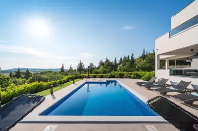 Bazen u objektu MY DALMATIA - Luxury villa Burra with private pool, jacuzzi and sports court ili u blizini