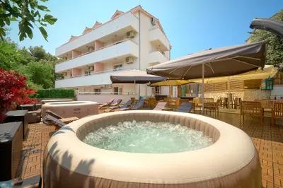 Bazen u objektu APARTMANI SABB ili u blizini