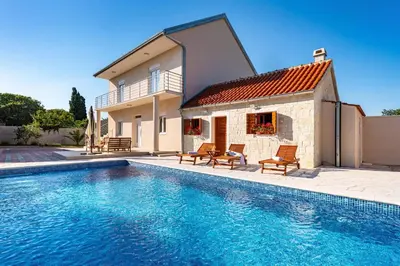 Bazen u objektu MY DALMATIA - Holiday home Zara with private swimming pool ili u blizini