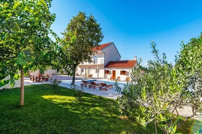 Vrt u objektu MY DALMATIA - Holiday home Zara with private swimming pool