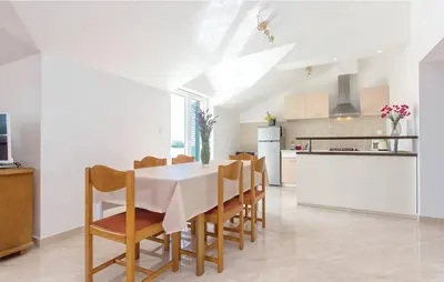 Kuhinja ili čajna kuhinja u objektu Villa Oasis near Krka Waterfalls
