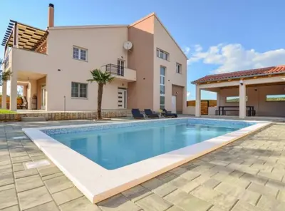 Bazen u objektu Apartment Villa Troskot ili u blizini
