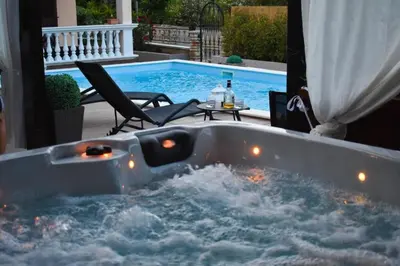 Bazen u objektu Apartments Beauty ili u blizini