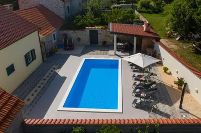 Bazen u objektu Villa Giardino ili u blizini