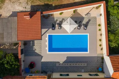 Bazen u objektu Villa Giardino ili u blizini