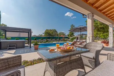 Bazen u objektu Villa Romansa Miljevci near Krka National Park ili u blizini