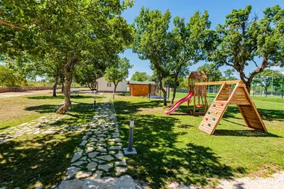 Dječje igralište u objektu Villa Romansa Miljevci near Krka National Park