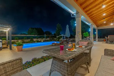 Bazen u objektu Villa Romansa Miljevci near Krka National Park ili u blizini