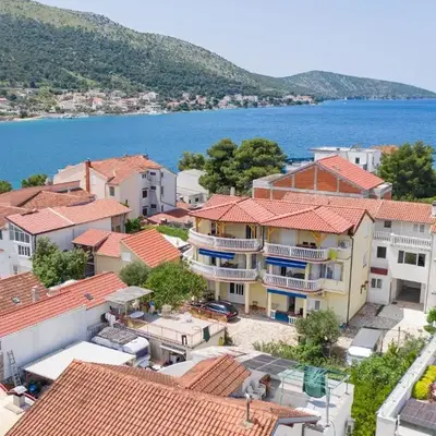 Apartments by the sea Grebastica