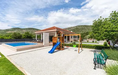 Bazen u objektu Lovely Home In Primorski Dolac ili u blizini
