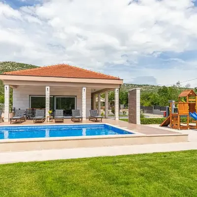 Lovely Home In Primorski Dolac