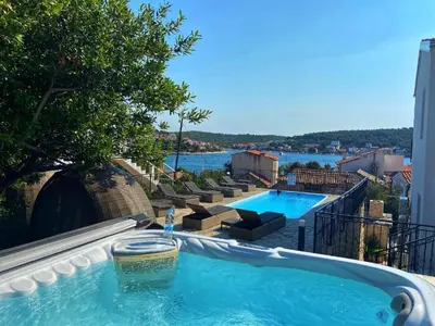 Bazen u objektu Tisno Resort ili u blizini