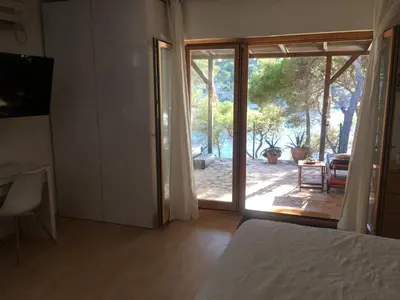Krevet ili kreveti u jedinici u objektu Apartment by the sea Žirje with private heated hydromassage pool