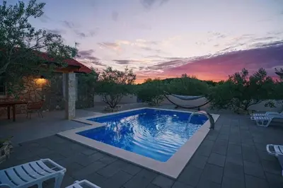 Bazen u objektu Villa Ivana Whisper of nature ili u blizini