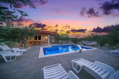 Bazen u objektu Villa Ivana Whisper of nature ili u blizini
