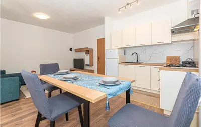 Kuhinja ili čajna kuhinja u objektu 1 Bedroom Amazing Apartment In Vodice