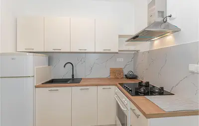 Kuhinja ili čajna kuhinja u objektu 1 Bedroom Amazing Apartment In Vodice