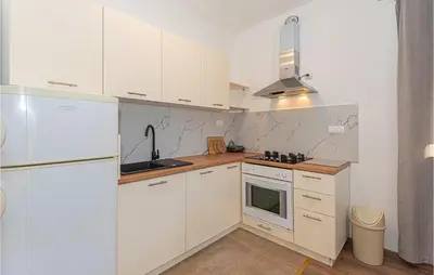 Kuhinja ili čajna kuhinja u objektu 1 Bedroom Amazing Apartment In Vodice
