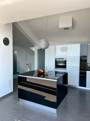 Kuhinja ili čajna kuhinja u objektu Luxury Laurus Penthouse with awesome sea view
