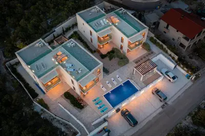 Bazen u objektu Sun Resort Apartments ili u blizini