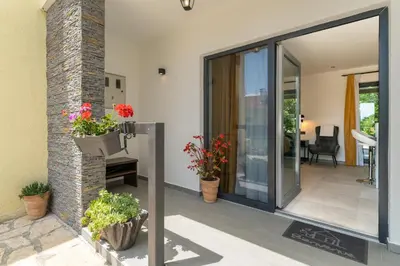 Popločani dio dvorišta ili vanjski dio objekta Studio Apartment Carpe Diem
